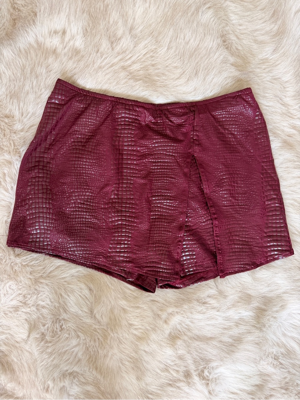 Burgundy Faux Leather Croc Embossed Shorts Women’s Textured‎ Edgy Y2K Size 1XL